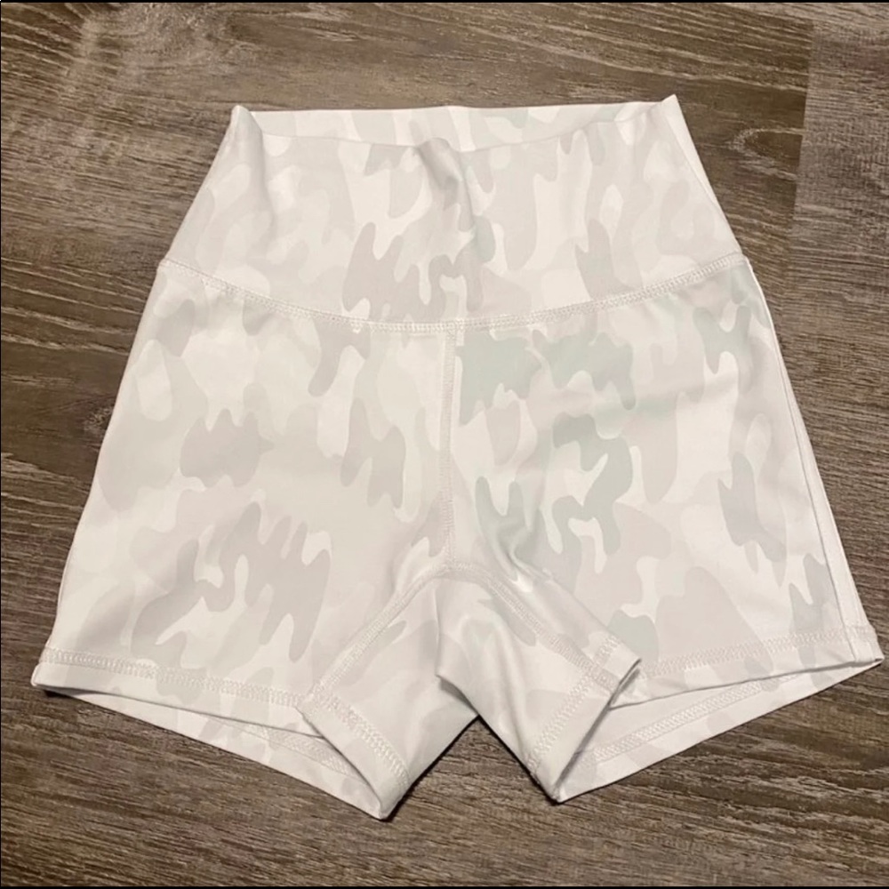 BuffBunny snow camo shorts XS